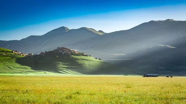 Prachtige dageraad in de Castelluccio, Umbrië, Italië — Stockfoto