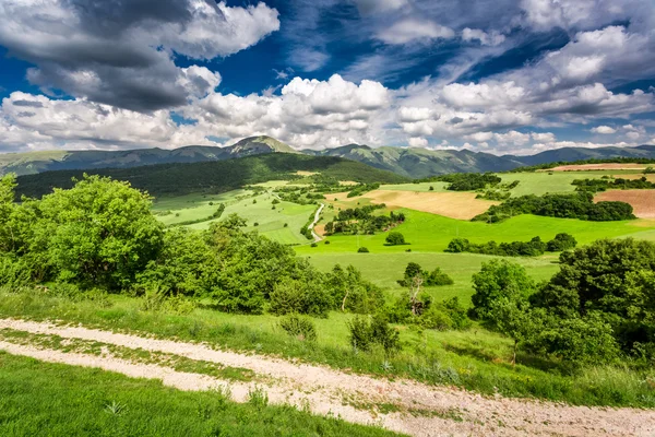 Mooi uitzicht op de bergen in Umbrië, Italië — Stockfoto