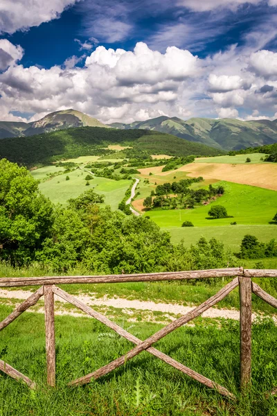 Όμορφη θέα στο βουνό στην κοιλάδα στην Umbria, Ιταλία — Φωτογραφία Αρχείου