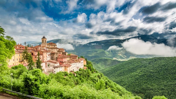 Maravillosa ciudad pequeña, Umbría, Italia — Foto de Stock