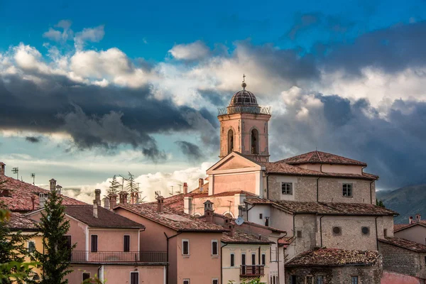 Wspaniały zachód słońca nad małym miasteczku, Umbria, Włochy — Zdjęcie stockowe