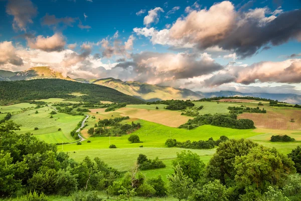 Adembenemend uitzicht op de bergen in Umbrië, Italië — Stockfoto