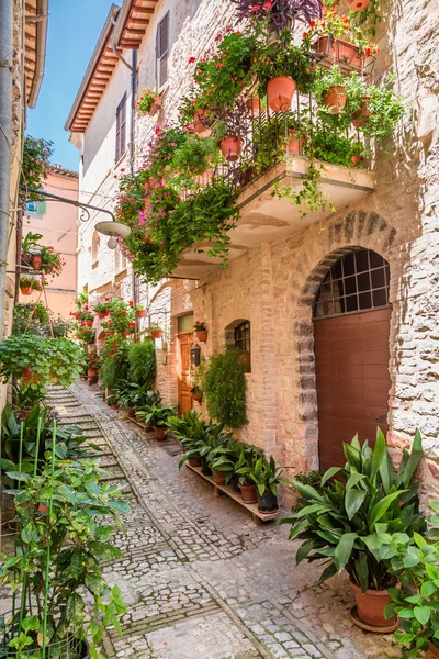 Wspaniałe urządzone ganek w małym miasteczku w Włochy, Umbria — Zdjęcie stockowe