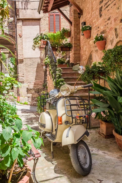 Vintage scooter på vackra verandan i Italien — Stockfoto