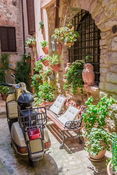 Vintage scooter on a beautiful street in Italy — Stock Photo, Image