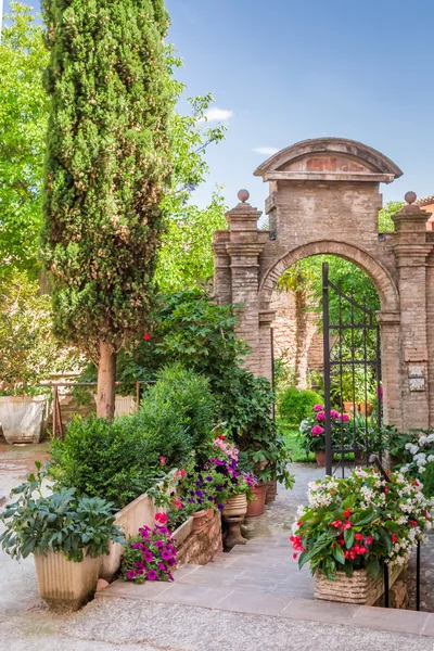 Wonderful decorated street in small town in Italy in summer, Umbria — Stock Photo, Image