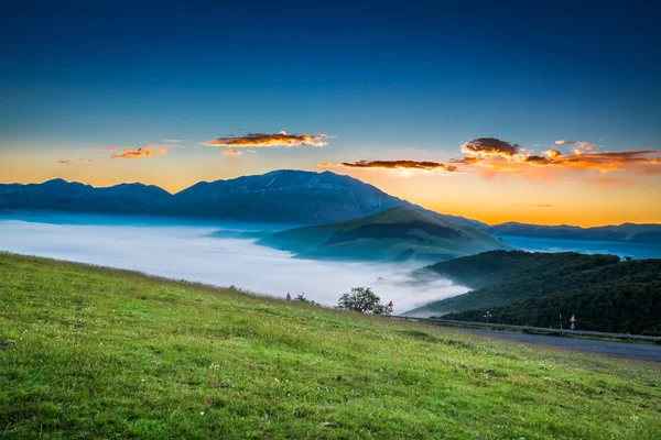 Maravilhoso amanhecer nas montanhas, Úmbria, Itália — Fotografia de Stock