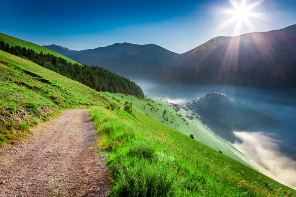 Lever de soleil ensoleillé dans les montagnes, Ombrie, Italie — Photo