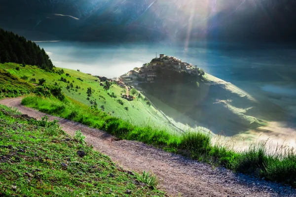 Lever de soleil dans les montagnes, Ombrie, Italie — Photo