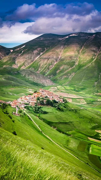 Hermosa puesta de sol en Castelluccio, Umbría, Italia — Foto de Stock