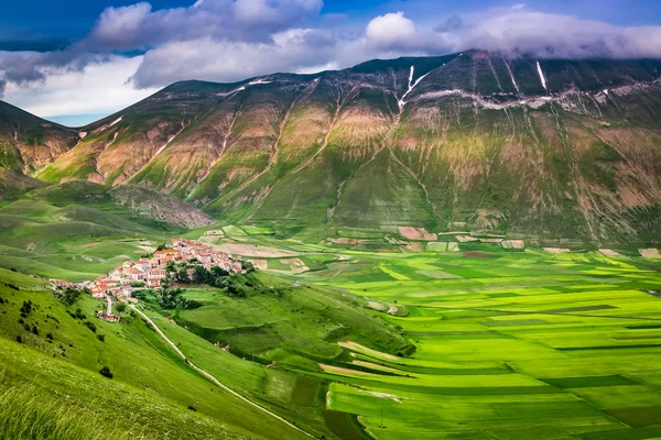 Prachtige zonsondergang in de bergen, Umbrië, Italië — Stockfoto