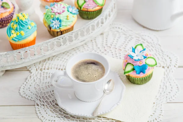 Сладкие кексы со сладким декором и кофе — стоковое фото