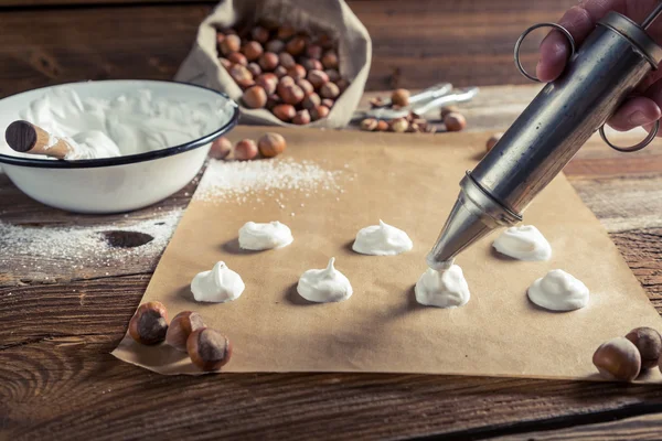 Baiser auf Backpapier für Makronen — Stockfoto