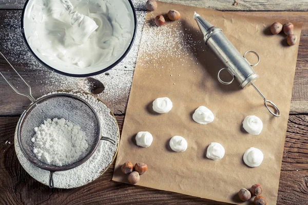 Bereiden een bakken zelfgemaakte bitterkoekjes — Stockfoto
