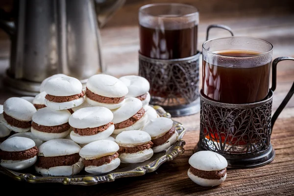 Chocolade bitterkoekjes geserveerd met koffie — Stockfoto