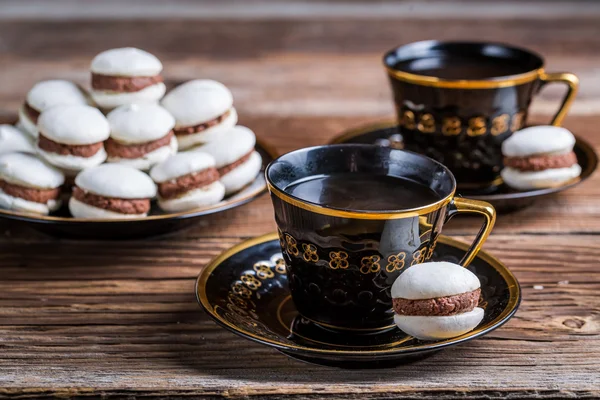 Kopje koffie en chocolade bitterkoekjes — Stockfoto