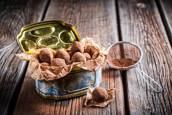 Palline di cioccolato dolce cosparse di cacao — Foto Stock