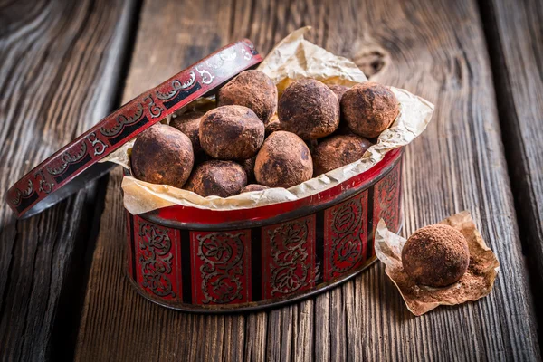 Boîte rouge pleine de boules sucrées — Photo