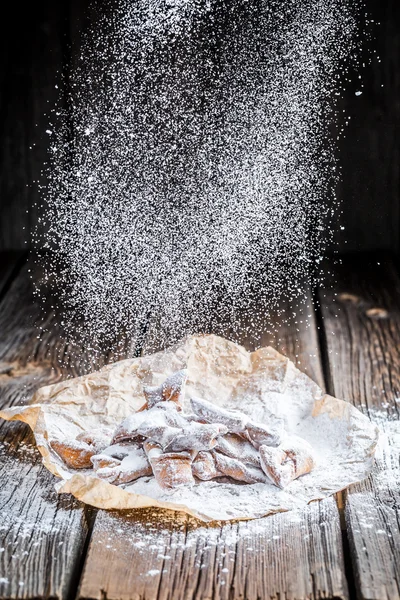 Fallender Puderzucker und Engelsflügel — Stockfoto