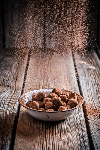 Caduta di cacao in polvere su palline di cioccolato — Foto Stock