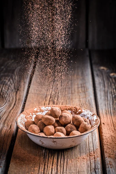 Cacao in polvere e palline di cioccolato dolce — Foto Stock