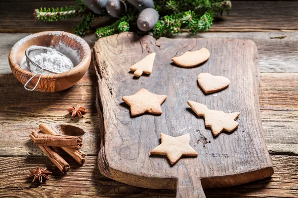 Decorating Christmas gingerbread cookies — Stock Photo, Image