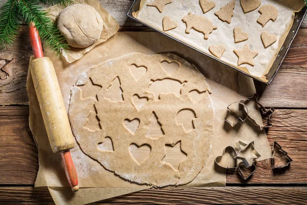 Řezání perník cookies k Vánocům — Stock fotografie