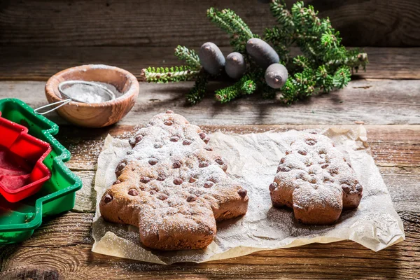 Pão de gengibre Árvore de Natal com açúcar gelado para o Natal — Fotografia de Stock