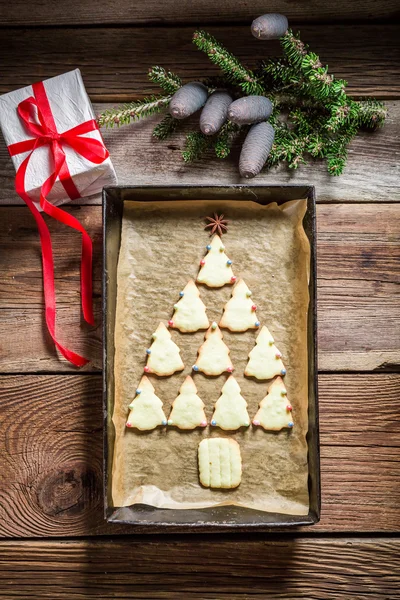 Biscotti appena sfornati disposti come un albero di Natale — Foto Stock