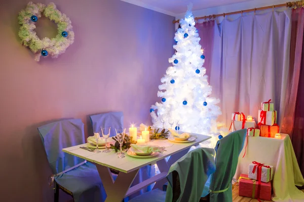 Рождественский стол с подарком и елкой — стоковое фото