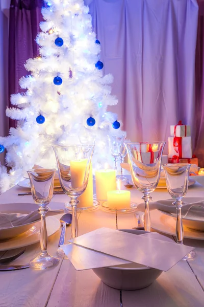 Adembenemende Kerstmis tabel instelling met blauwe en witte decoratie — Stockfoto