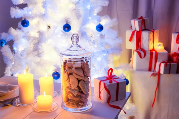Lanche noturno de biscoitos de gengibre para a véspera de Natal — Fotografia de Stock