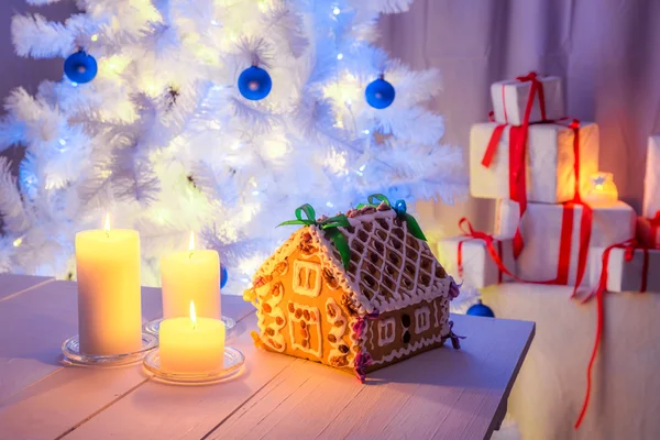 Hermosa cabaña de jengibre para Navidad —  Fotos de Stock