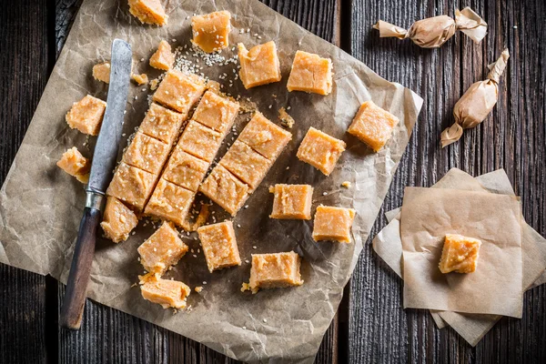 Süße Fudges mit Sesam auf Backpapier — Stockfoto