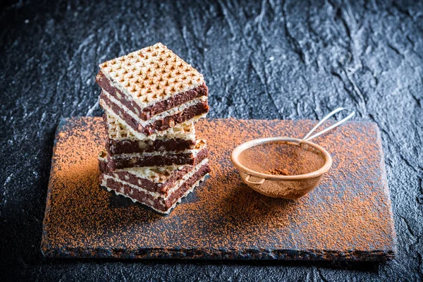 Саморобні вафлі з шоколадом та лісовим горіхом на кам'яній тарілці — стокове фото