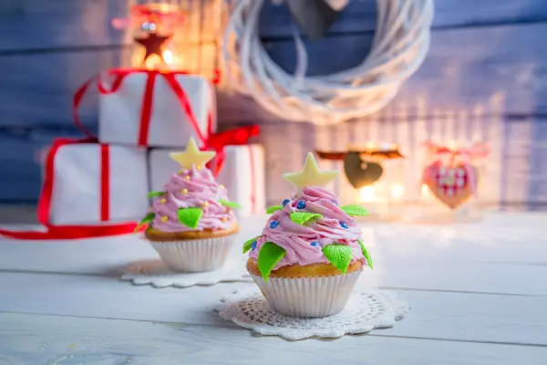 Dos pequeñas magdalenas decoradas para Navidad — Foto de Stock