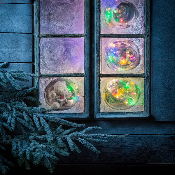 Linda ursinho de pelúcia para o Natal na janela congelada — Fotografia de Stock