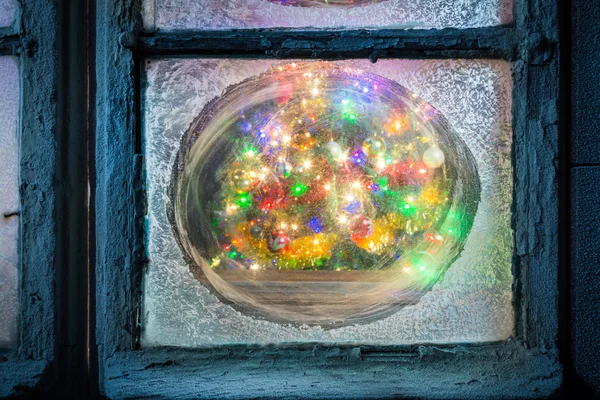 Різдвяна ялинка вдома з замерзлого вікна — стокове фото