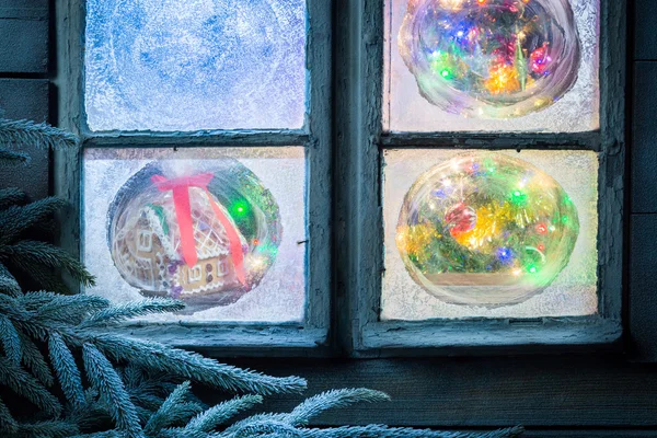Piernik piękny domek na święta w zamarzniętym oknie — Zdjęcie stockowe