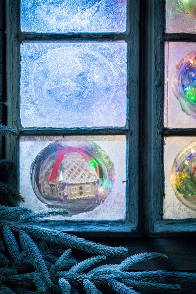 Cottage di pan di zenzero adorabile per Natale in finestra congelata — Foto Stock