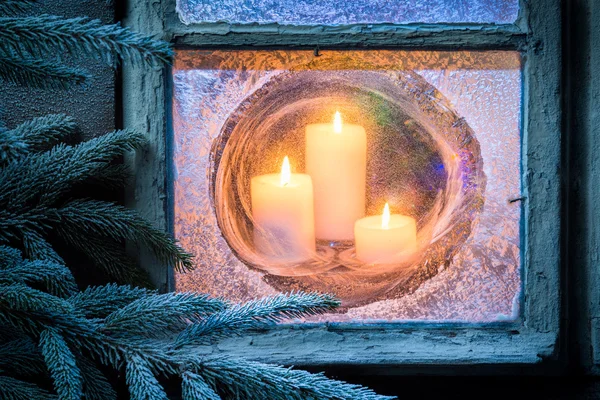 Κάψιμο των κεριών για τα Χριστούγεννα στο παράθυρο κατεψυγμένα σε παραμονή — Φωτογραφία Αρχείου