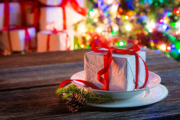 Regalo de Navidad con árbol y luces en el fondo — Foto de Stock