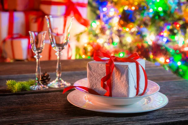 Schönes Weihnachtsgeschenk mit Baum und Lichtern im Hintergrund — Stockfoto