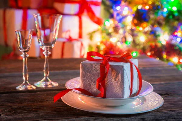 Atemberaubendes Weihnachtsgeschenk mit Baum und Lichtern im Hintergrund — Stockfoto