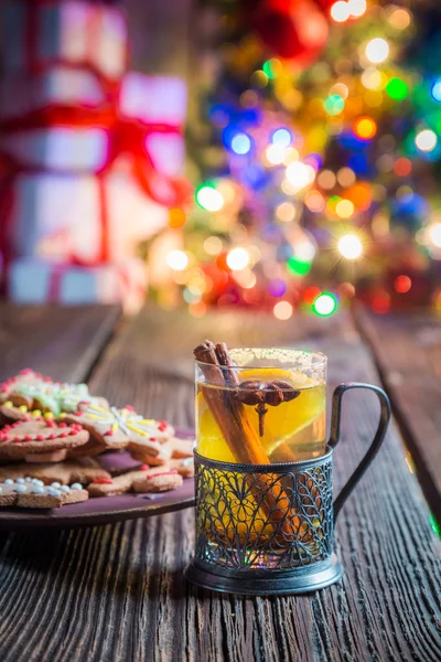 Freshly baked tea and gingerbread cookies — Stock Photo, Image