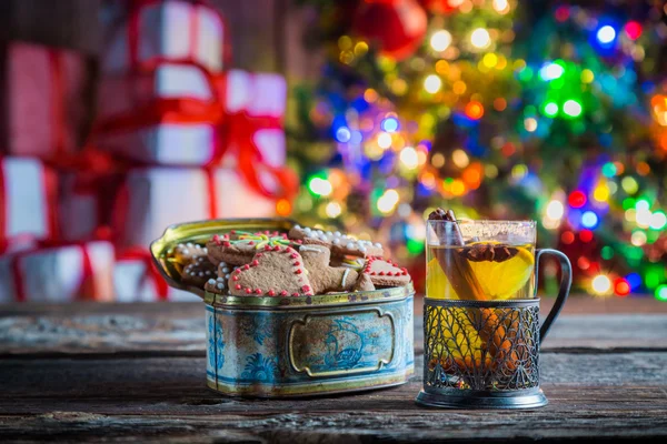 Tasty and sweet tea and gingerbread cookies at Christmas eve — Stock Photo, Image