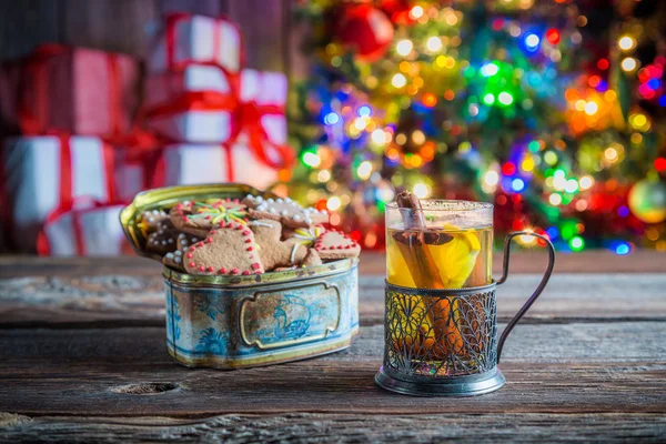 Сладкий и вкусный чай и пряничное печенье в канун Рождества — стоковое фото