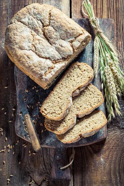 Friss kenyér, a teljes kiőrlésű gabonák — Stock Fotó