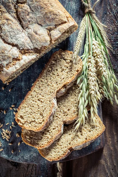 Pão fresco com grãos integrais — Fotografia de Stock