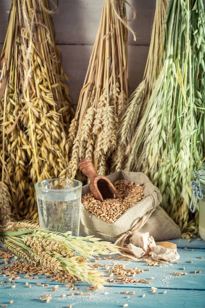 Verse ingrediënten voor brood en broodjes met volle granen — Stockfoto